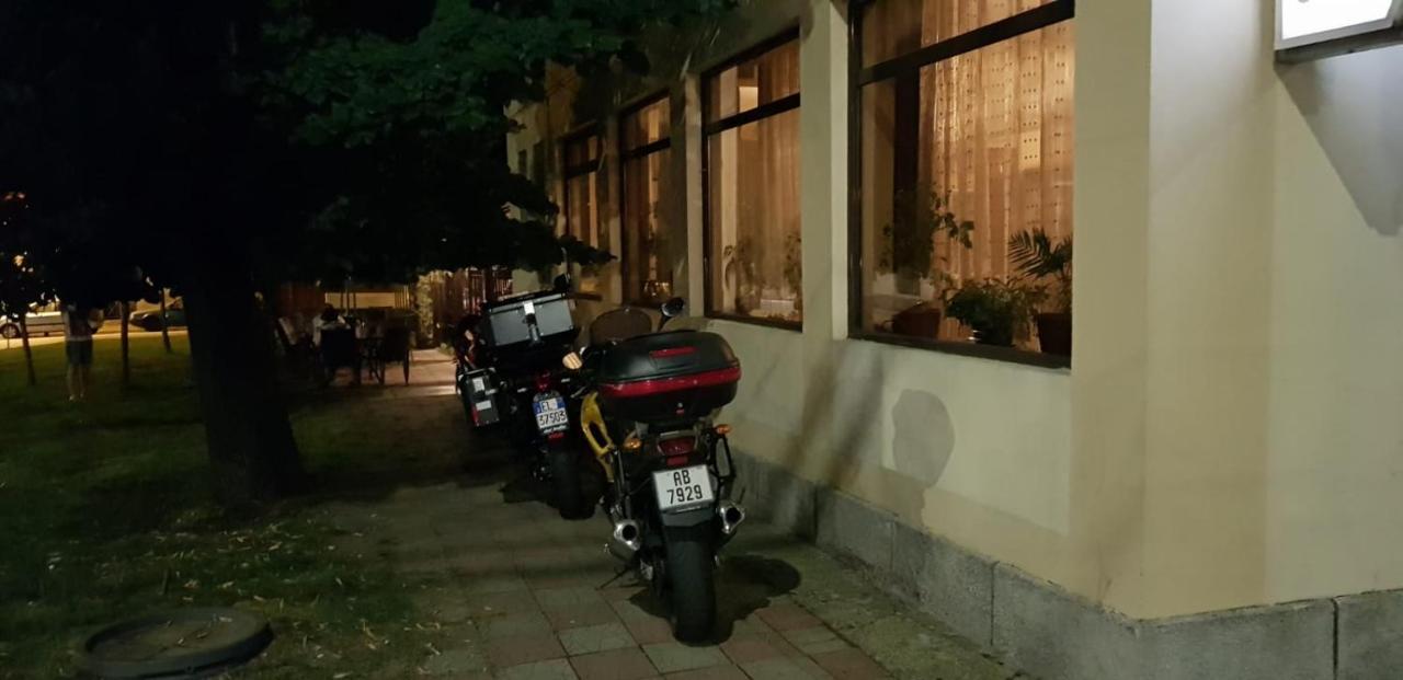 Mon Cheri Drobeta Turnu Severin Bagian luar foto